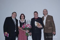 Dr. Reinhold Hohengartner mit Johanna Kräftner, Manfred Schönleitner und Engelbert Schöner vom Verein Wilhelmsburger Geschirr-Museum
